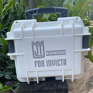 Invicta Collectors Heavy Duty Style Watch Case holds 3 watches waterproof white